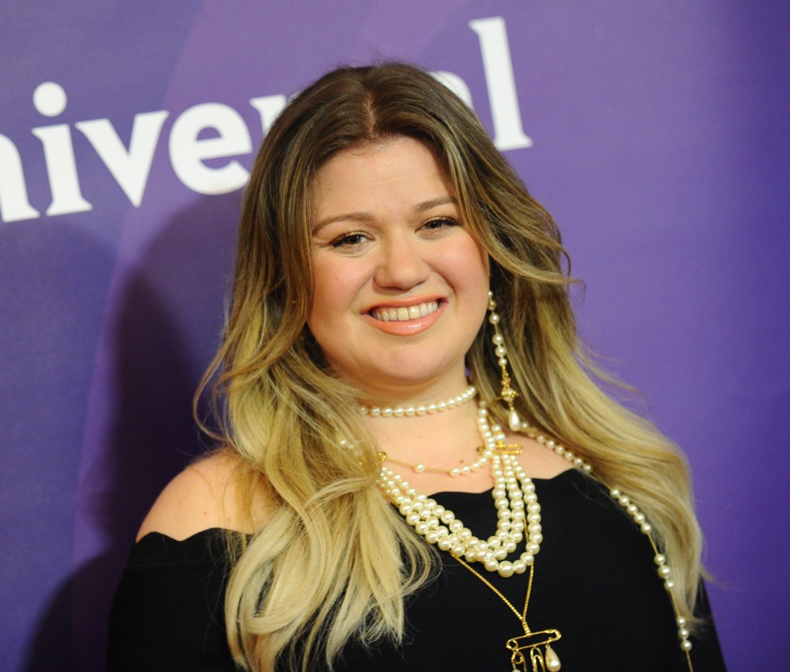 Kelly Clarkson is Welcoming the Holiday Season With “Christmas at ...