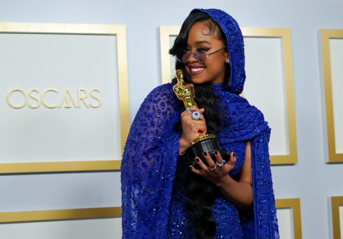 H.E.R. with the Oscar award for best song at the 2021 Academy Awards.